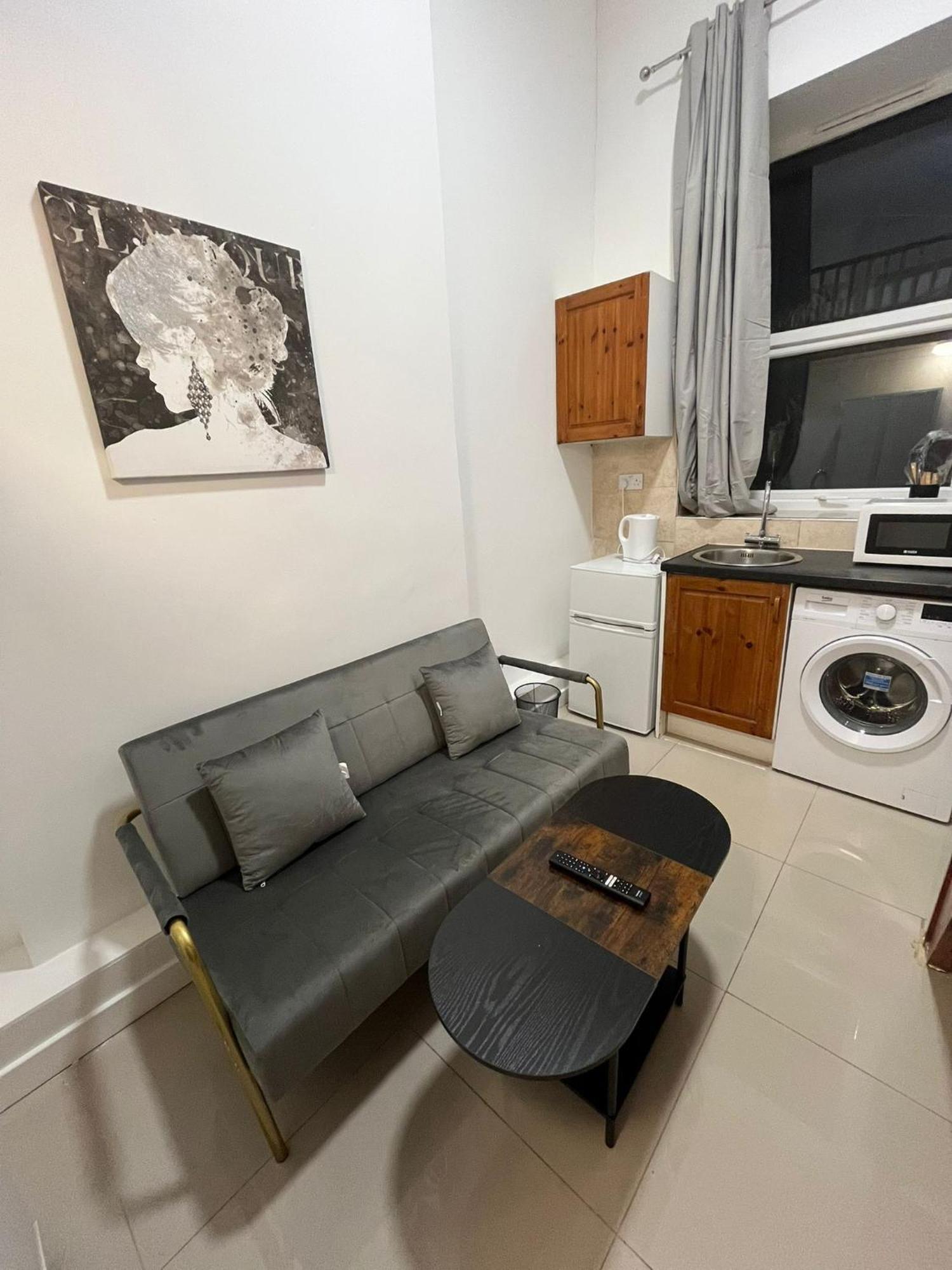 Modern Studios Queenspark ลอนดอน ห้อง รูปภาพ