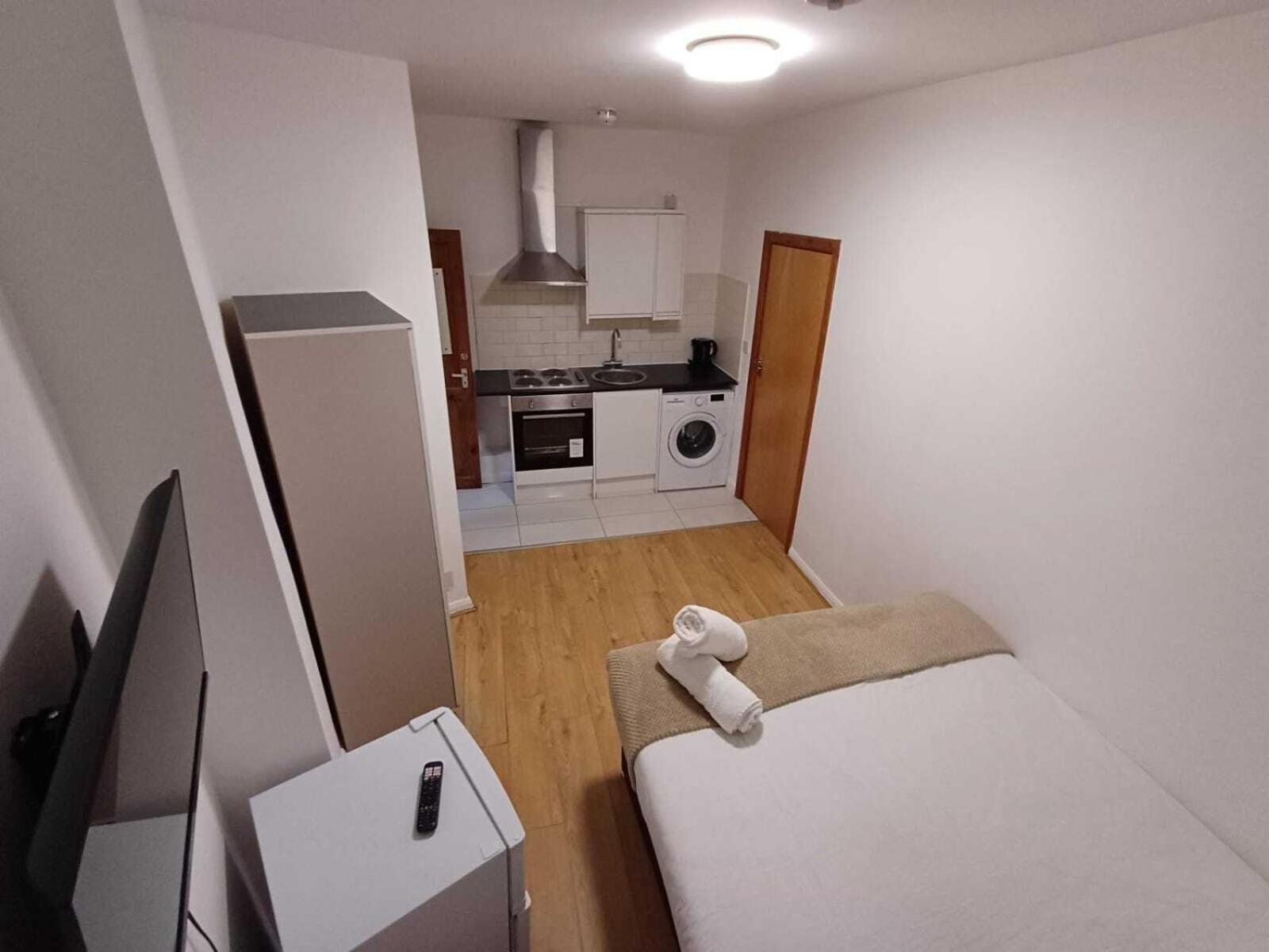 Modern Studios Queenspark ลอนดอน ห้อง รูปภาพ