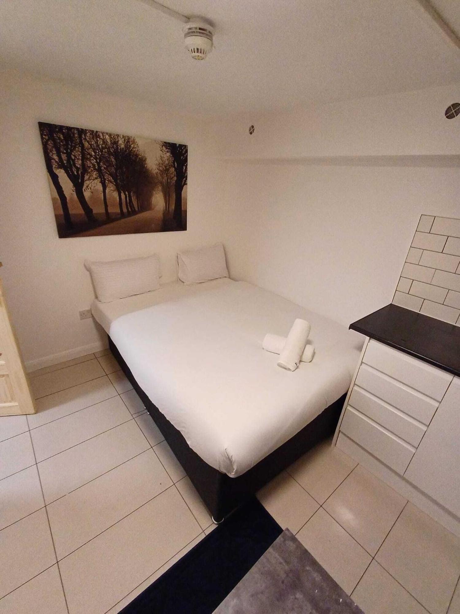 Modern Studios Queenspark ลอนดอน ห้อง รูปภาพ