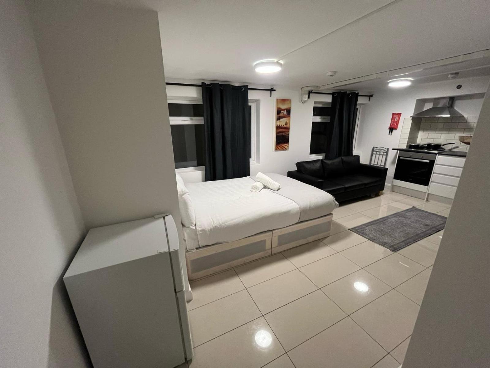 Modern Studios Queenspark ลอนดอน ห้อง รูปภาพ